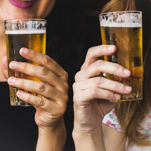 Manos sostienen vasos de cerveza