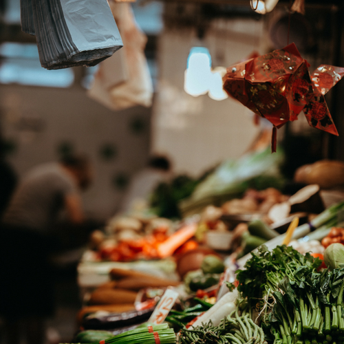 Puesto de verduras en un mercado