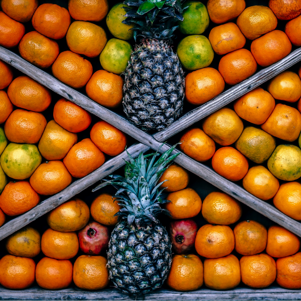 Expositor de fruta en mercado municipal de Madrid