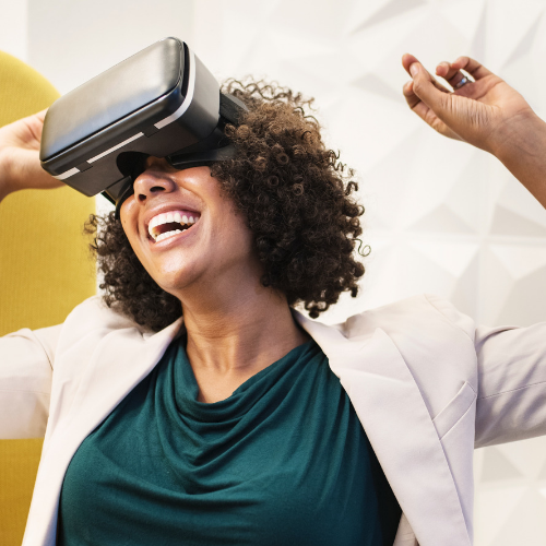 Mujer con gafas de realidad virtual