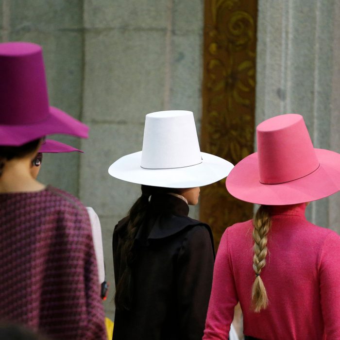 Mujeres de espaldas llevando sombreros