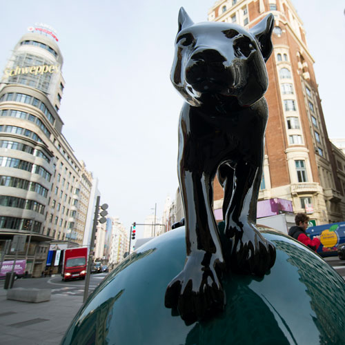 Escultura de perro en plaza de Callao, Madrid