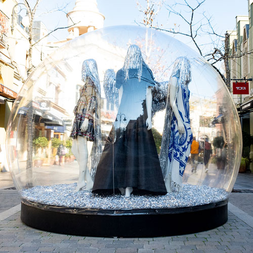 Globo de cristal con maniquíes dentro colocado en calle