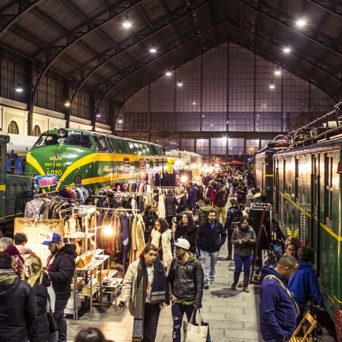 Gente en mercado situado en museo de Ferrocarril