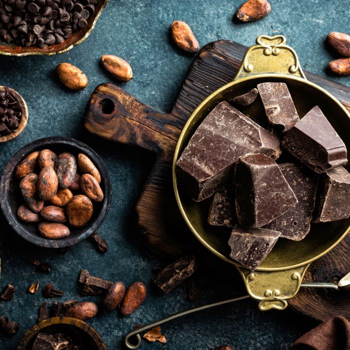 Ingredientes chocolate sobre recipientes antiguos
