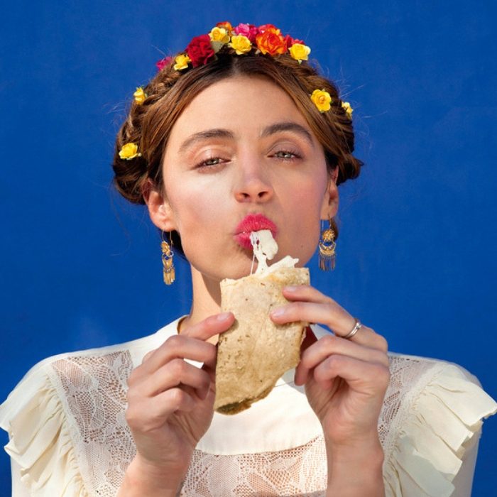 Mujer comiendo taco