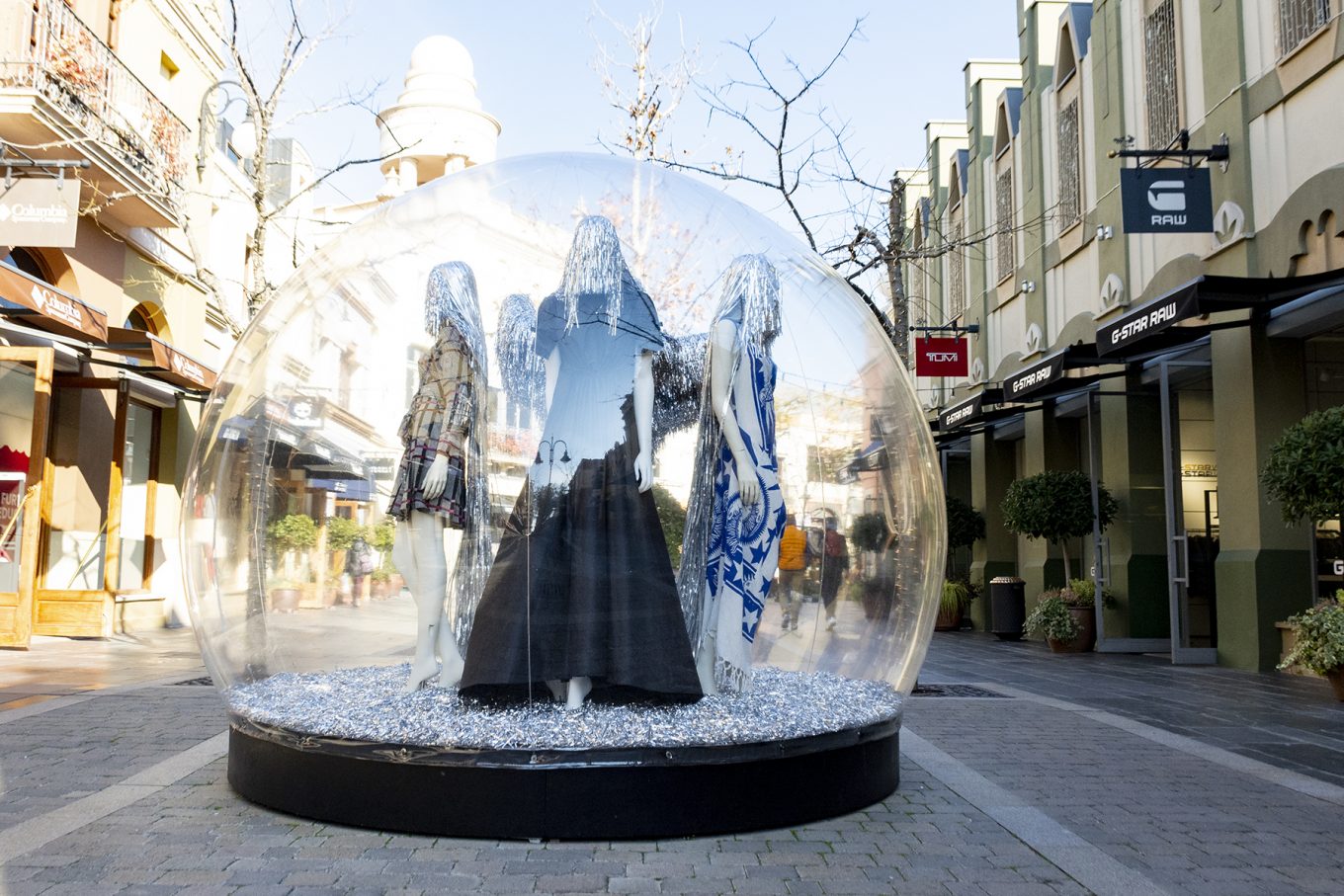 Globo de cristal con maniquíes en su interior