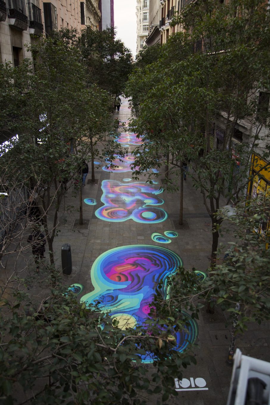 Vista aérea de diversas pinturas en suelo de calle exterior