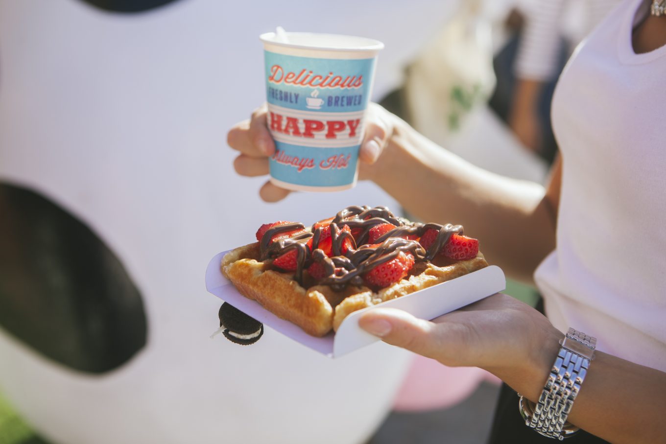 Gofre con fruta y chocolate y vaso de cartón