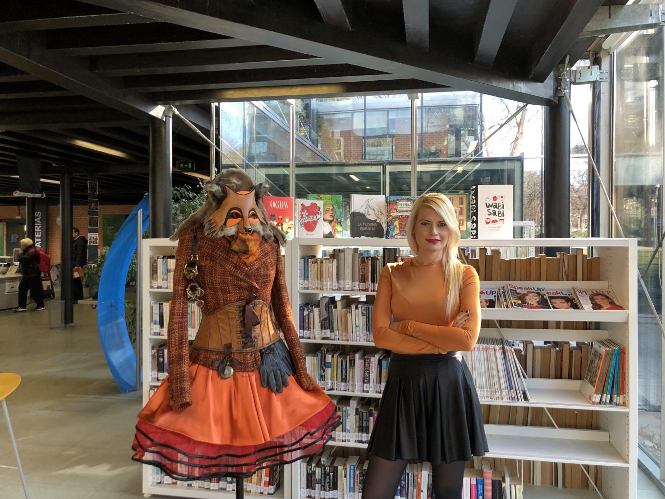 Diseñadora posa con maniquí en biblioteca