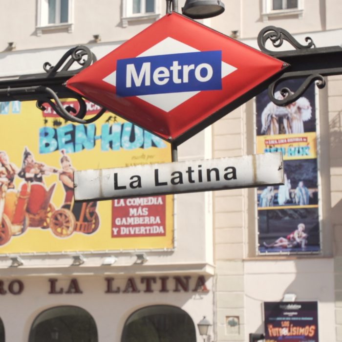 Cartel salida metro La Latina