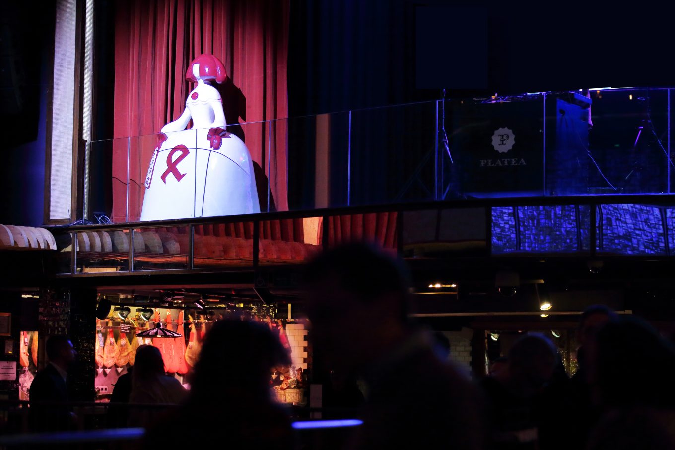 Figura de menina en escenario con mesa de pinchadiscos a la derecha