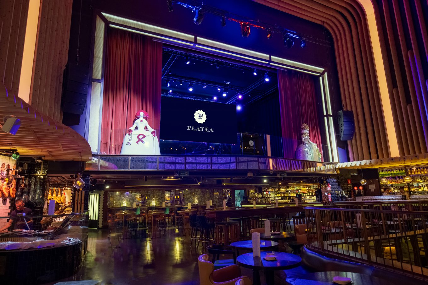 Figuras de meninas en teatro con mesa de pinchadiscos en el centro del escenario