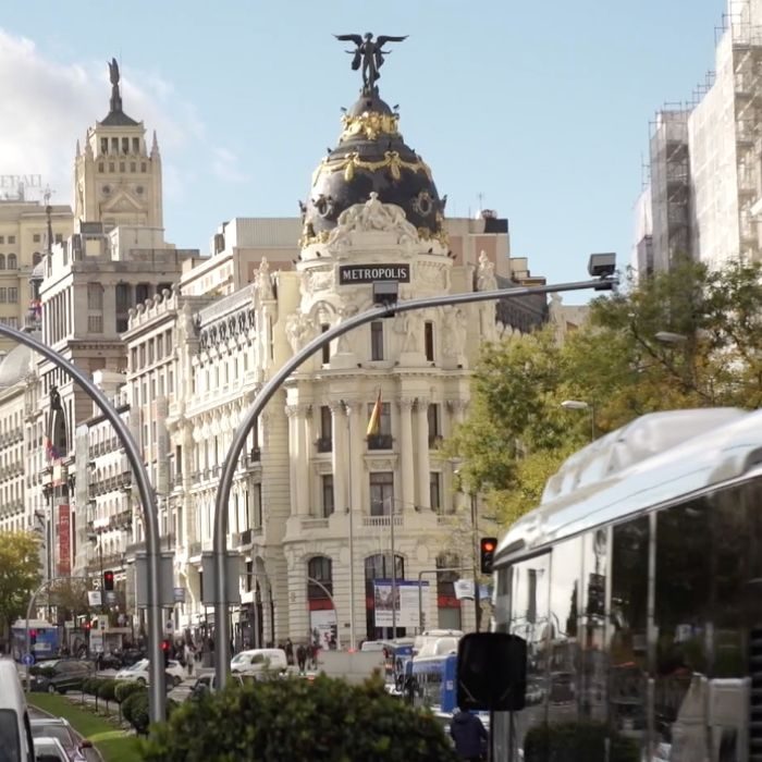 Vista edificios y vehículos en Gran Vía Madrid