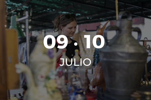 Una mujer visita uno de los puestos de Mercado de Motores en el Museo del Ferrocarril