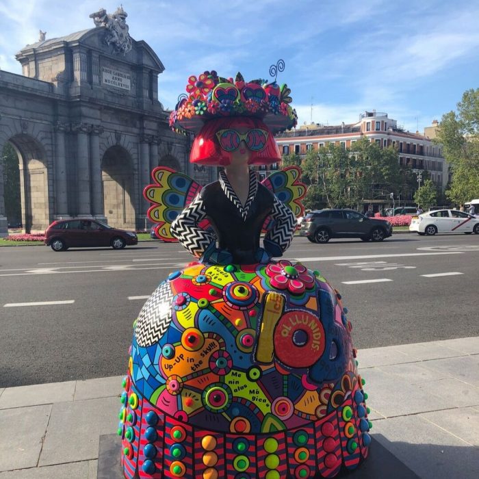 Figura de menina en la Puerta de Alcalá