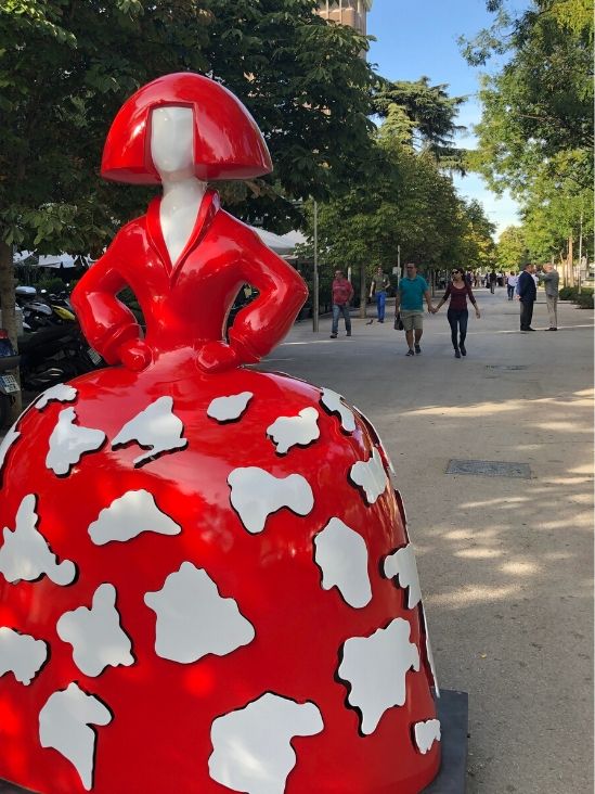 Figura de menina en calle