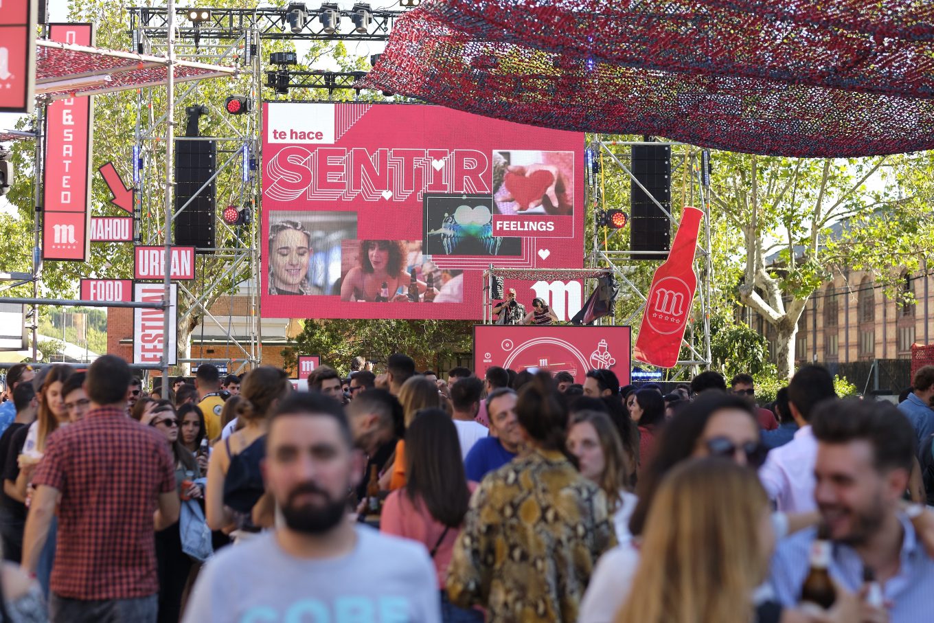 Multitud en festival de comida urbana