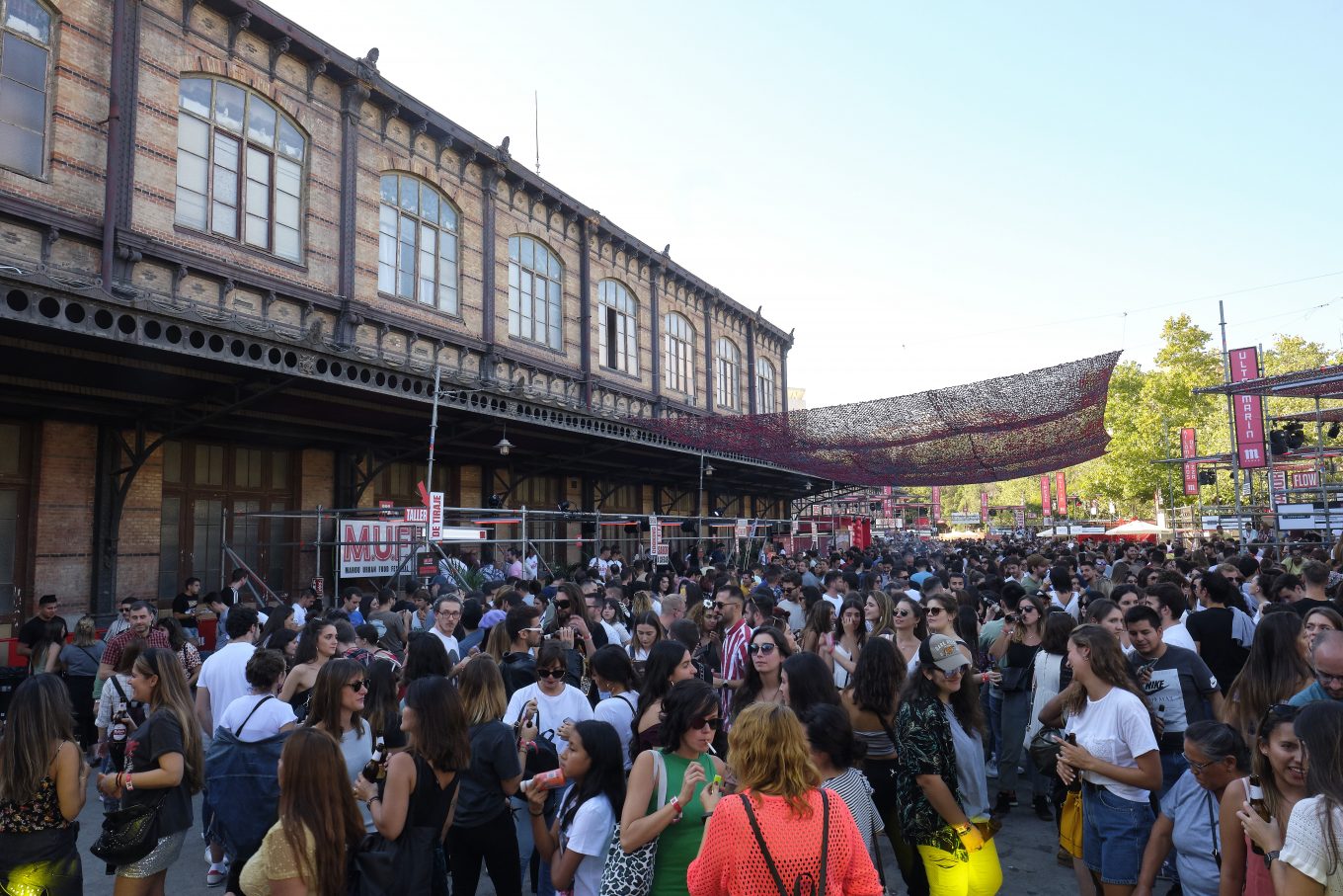 Multitud en festival de comida urbana