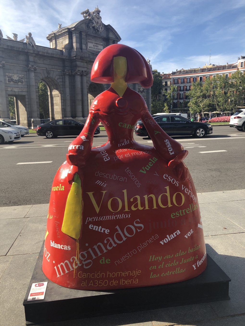 Figura de menina en la Puerta de Alcalá