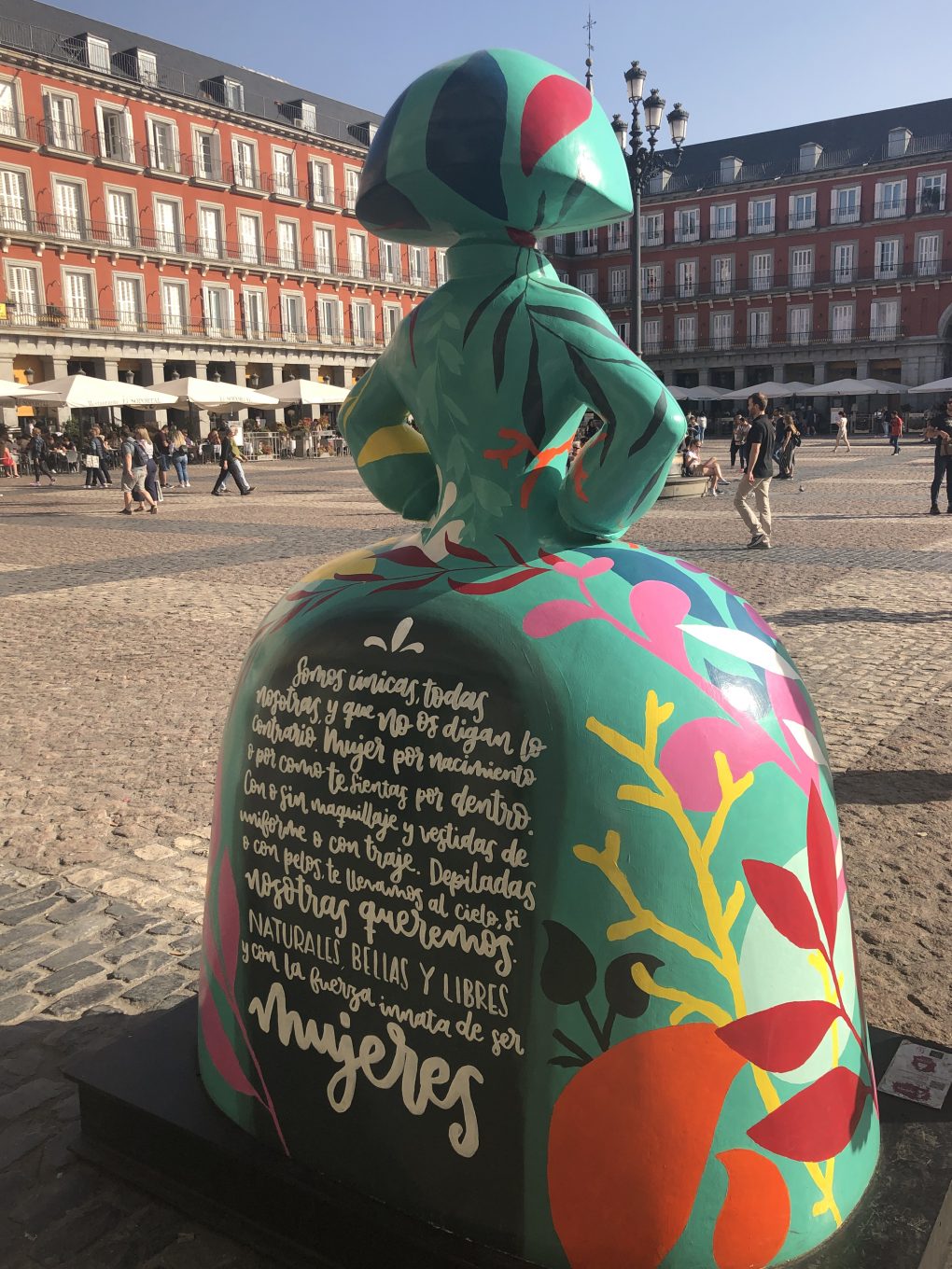 Vista trasera de figura de menina en Plaza Mayor de Madrid