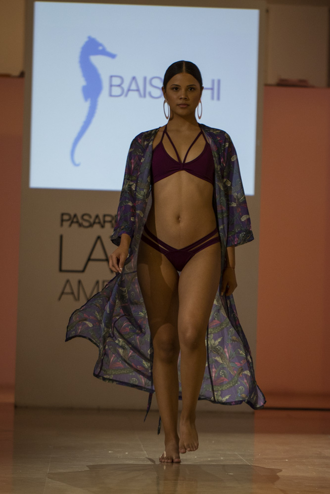 Modelo desfilando para Juliana Morales en Pasarela Latinoamericana