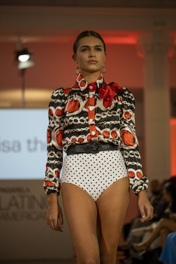 Modelo desfilando para Lisa Thon en Pasarela Latinoamericana