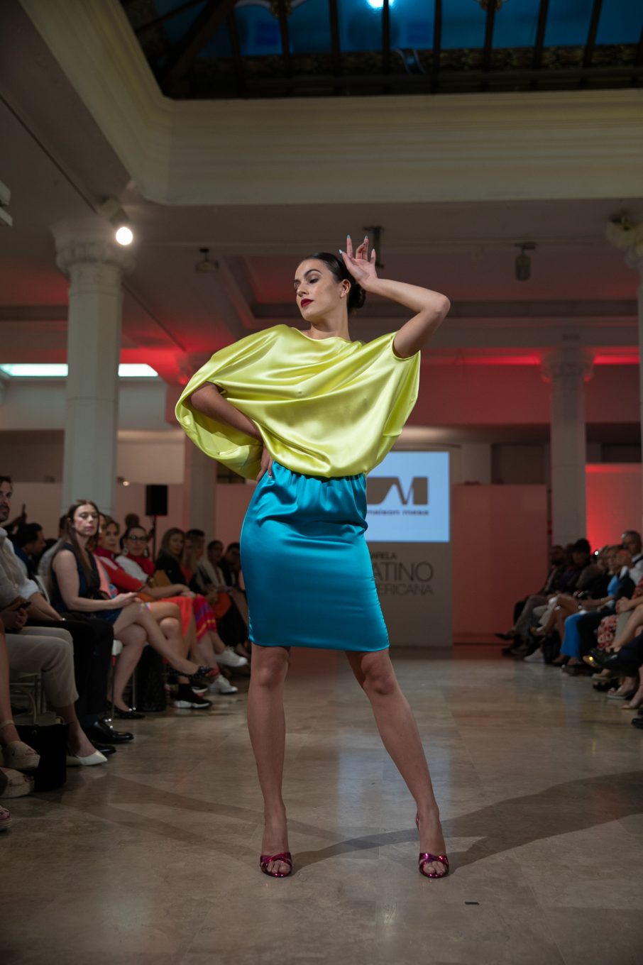 Modelo desfilando para Maison Mesa en Pasarela Latinoamericana