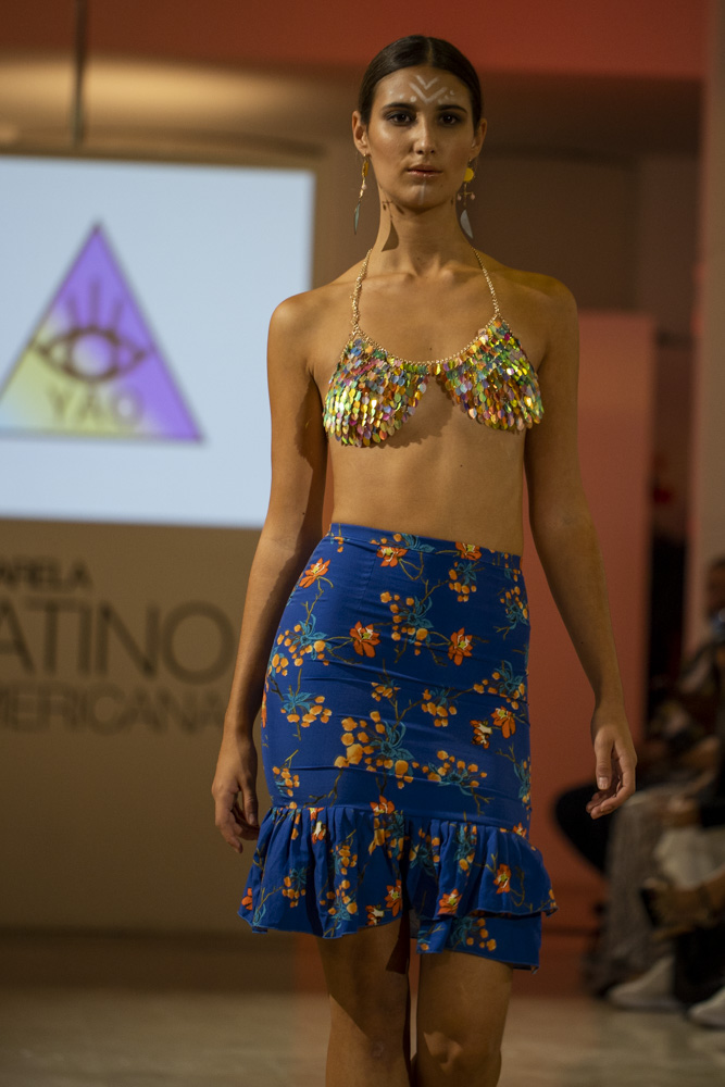 Modelo desfilando para Yaosca Jiménez en Pasarela Latinoamericana
