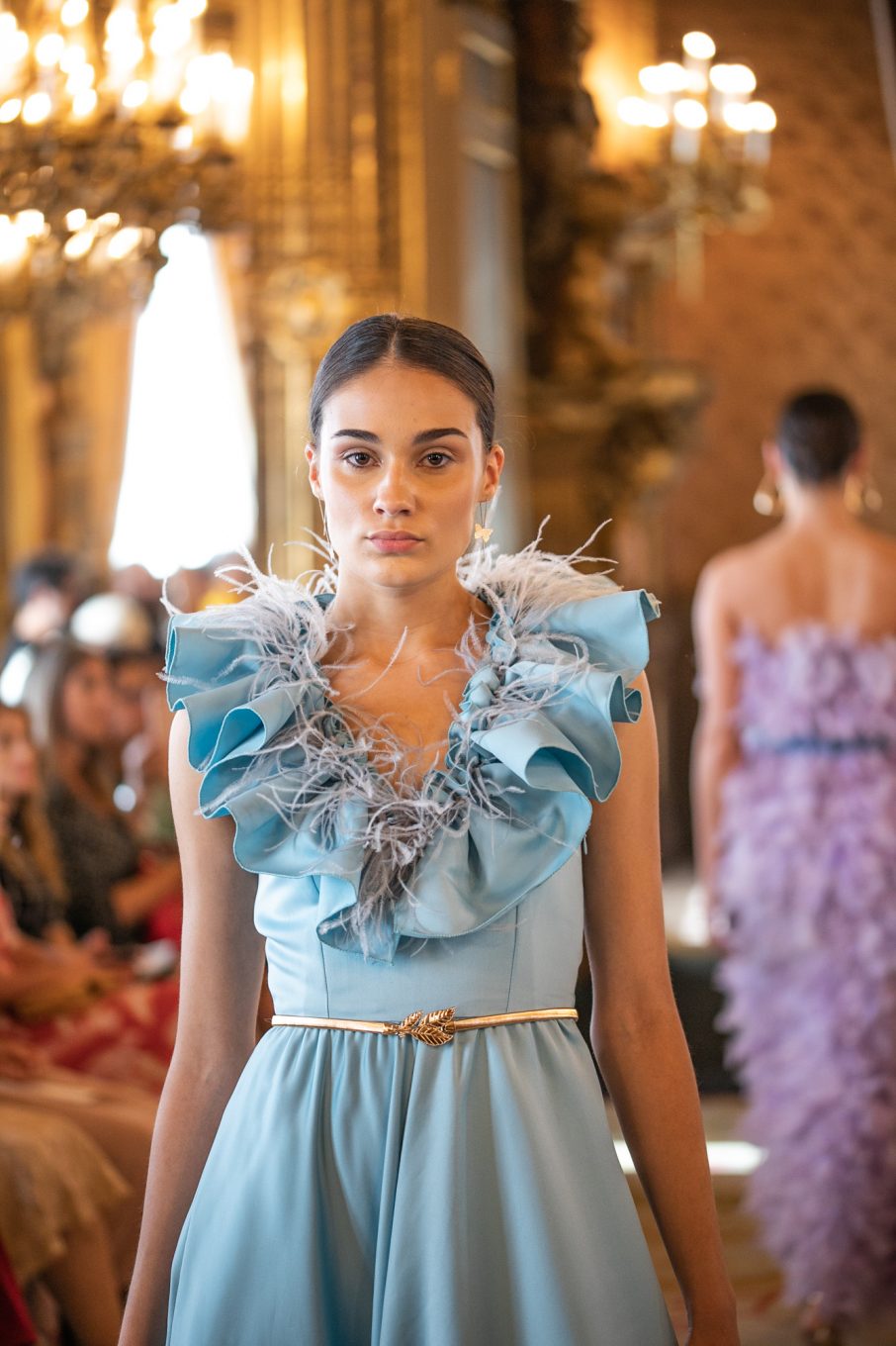 Modelo desfilando para Duly Romero en Pasarela Latinoamericana