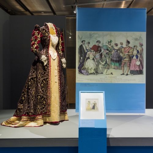 Vestido en exposición con cuadro de fondo