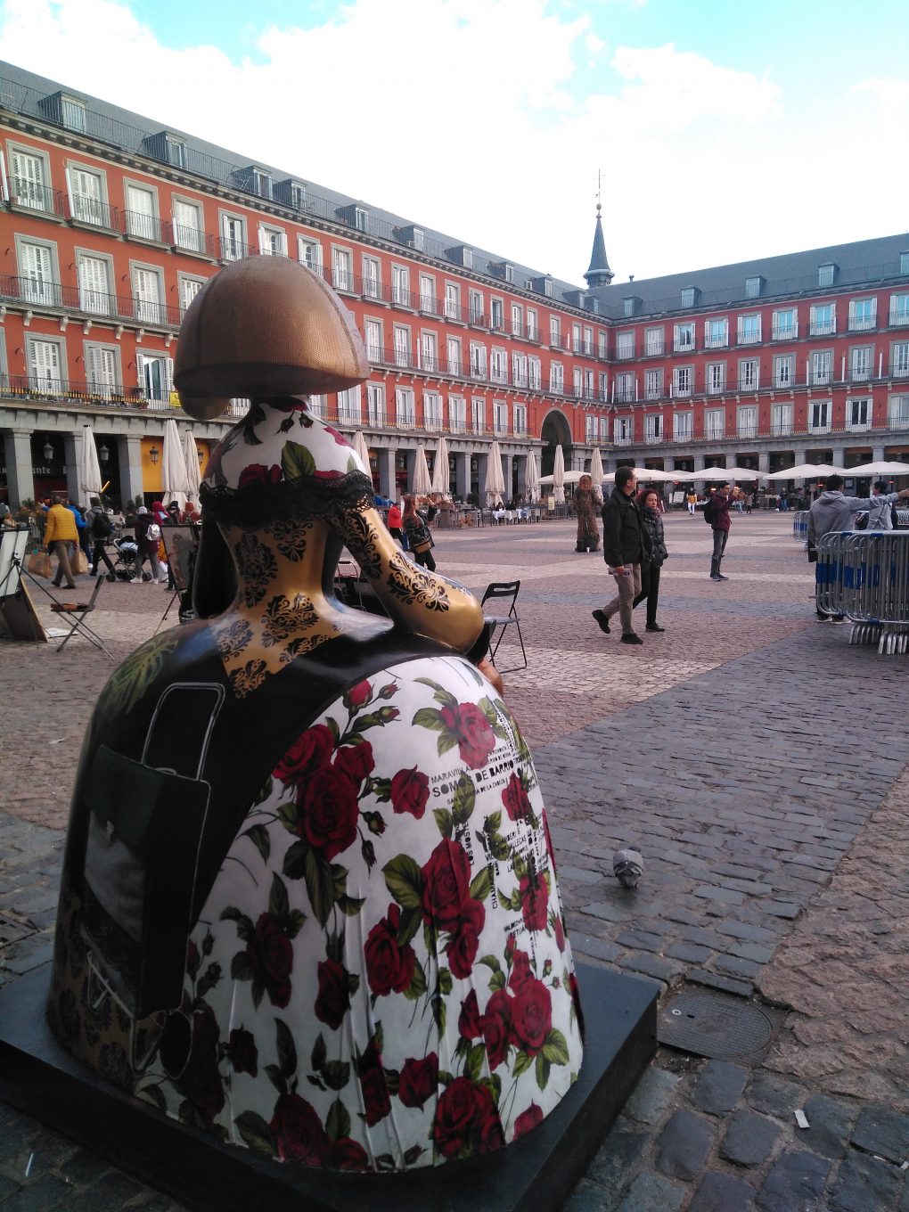 Vista trasera de figura de menina en Plaza Mayor de Madrid