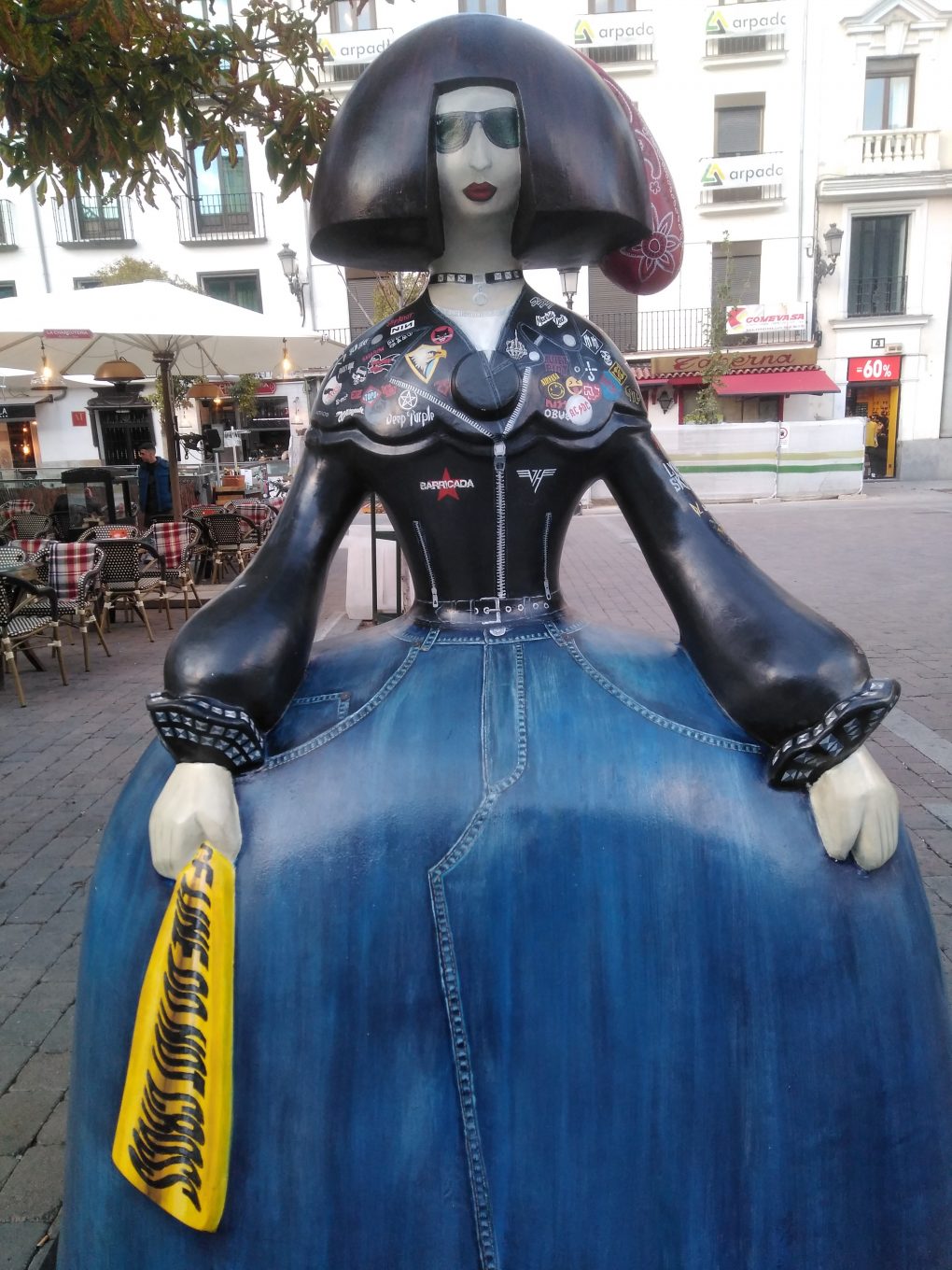 Figura de menina en exterior