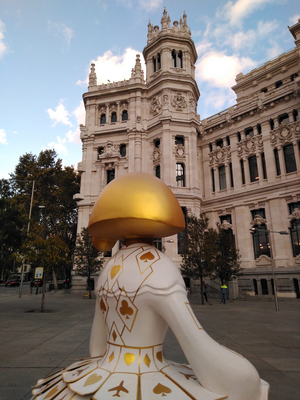 Figura de menina en exterior de la sede del Ayuntamiento de Madrid
