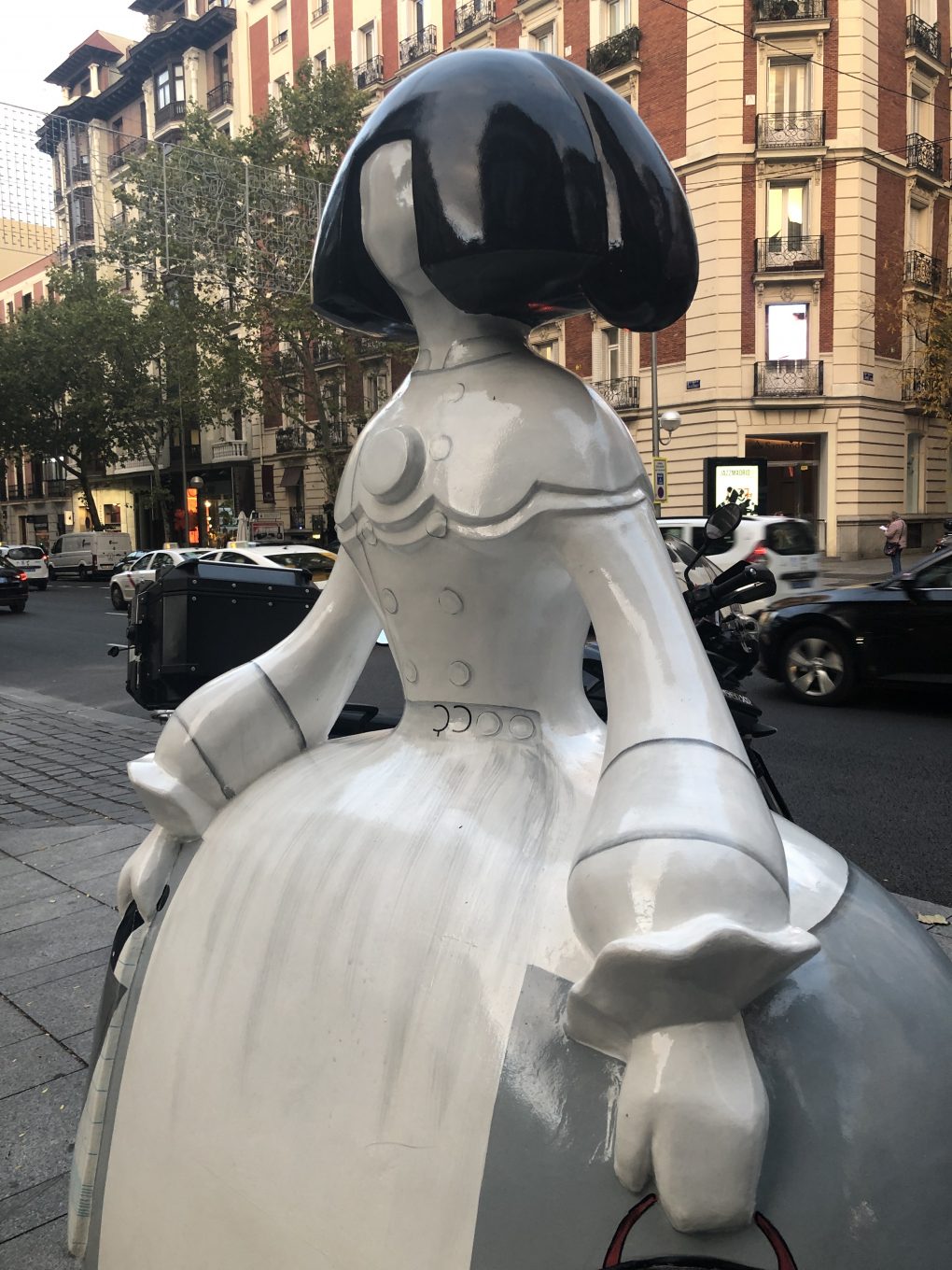 Figura de menina en exterior