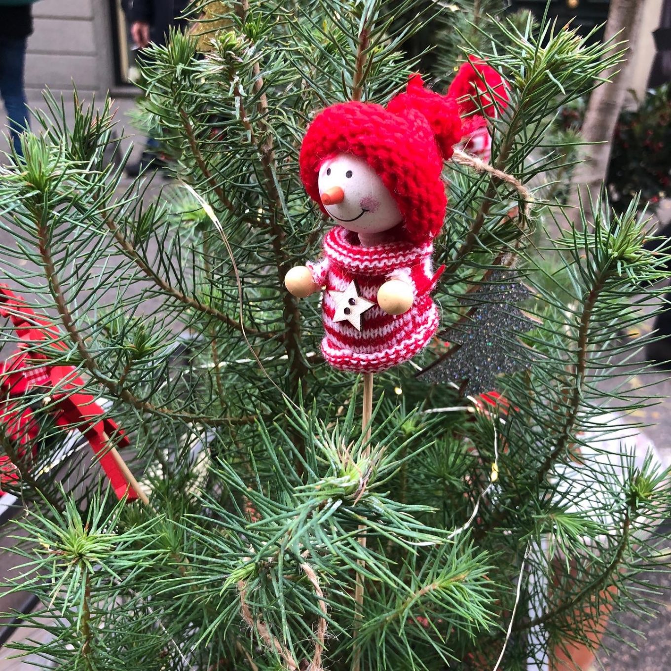 Muñeco de tela en árbol de navidad