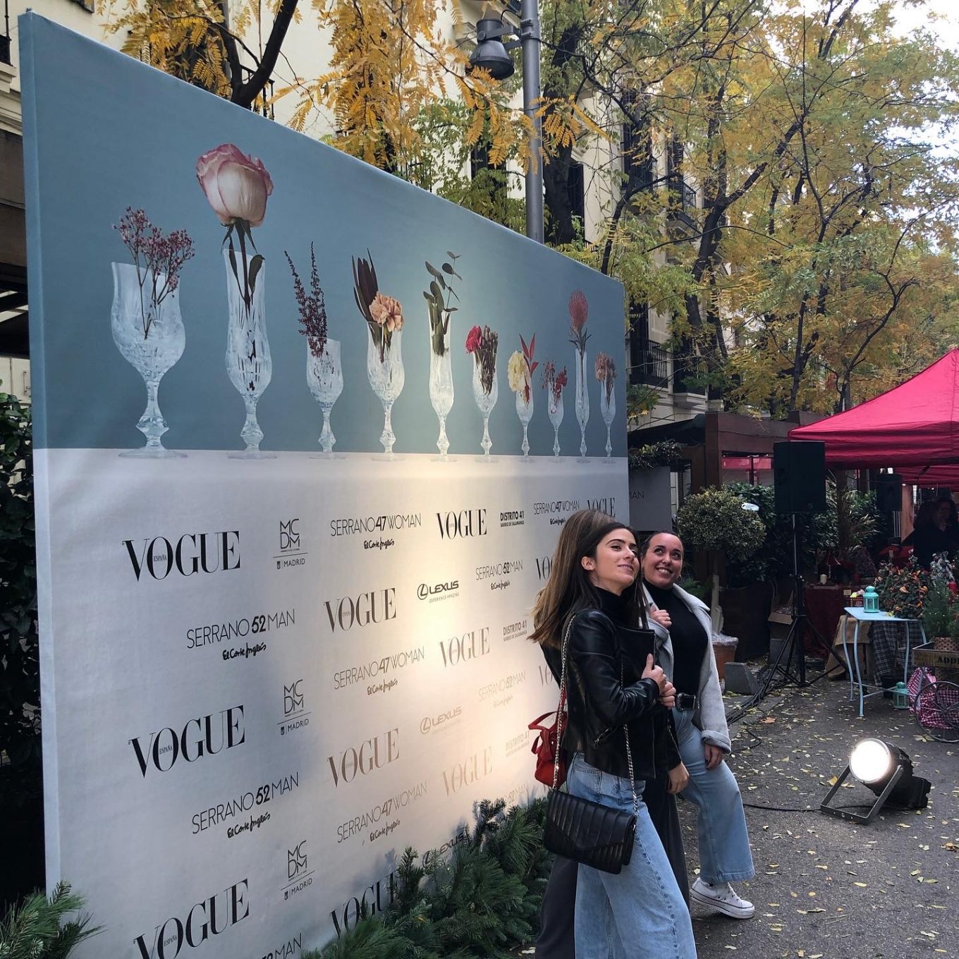 Mujeres jovenes posando en photocall