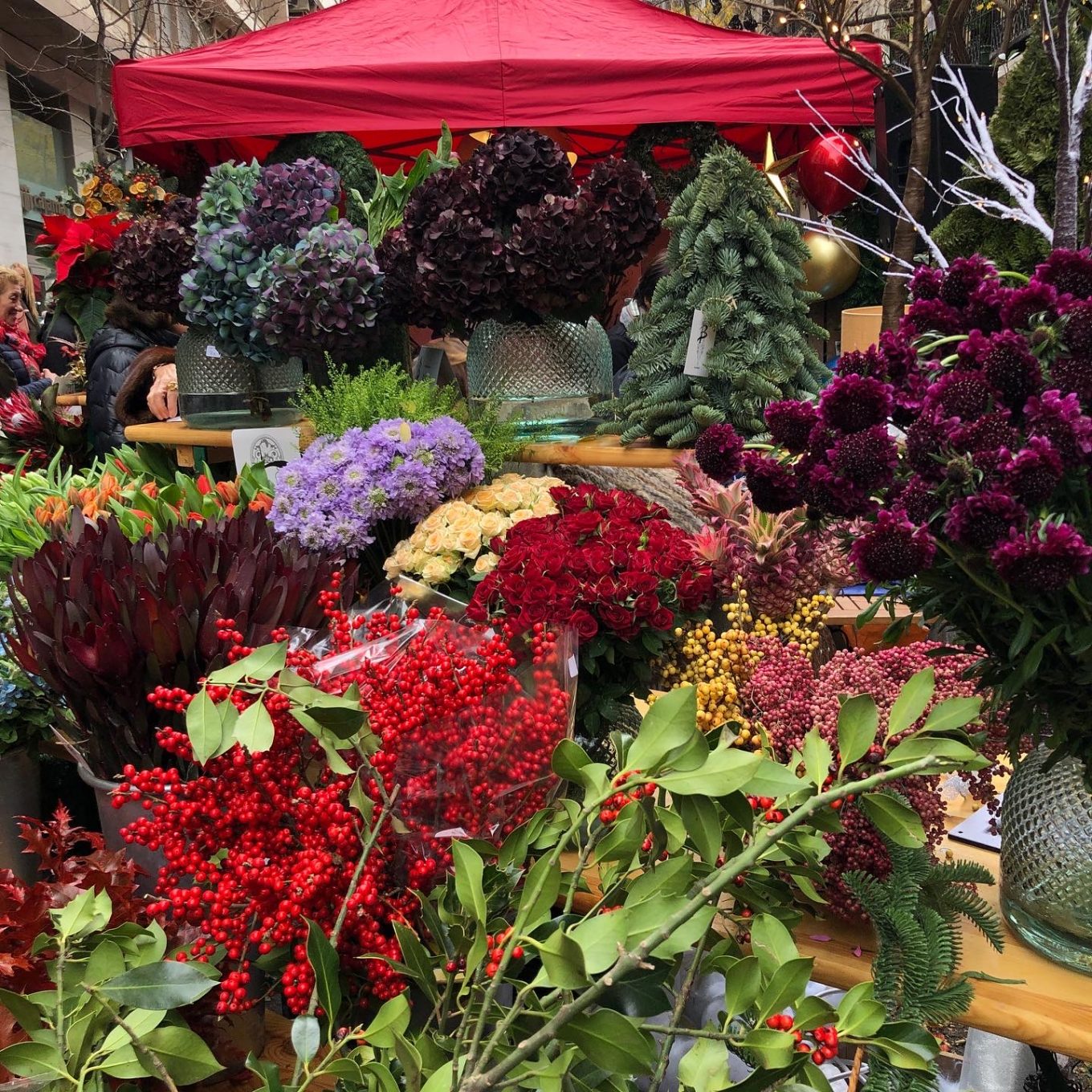 Arreglos florales en puesto de mercado