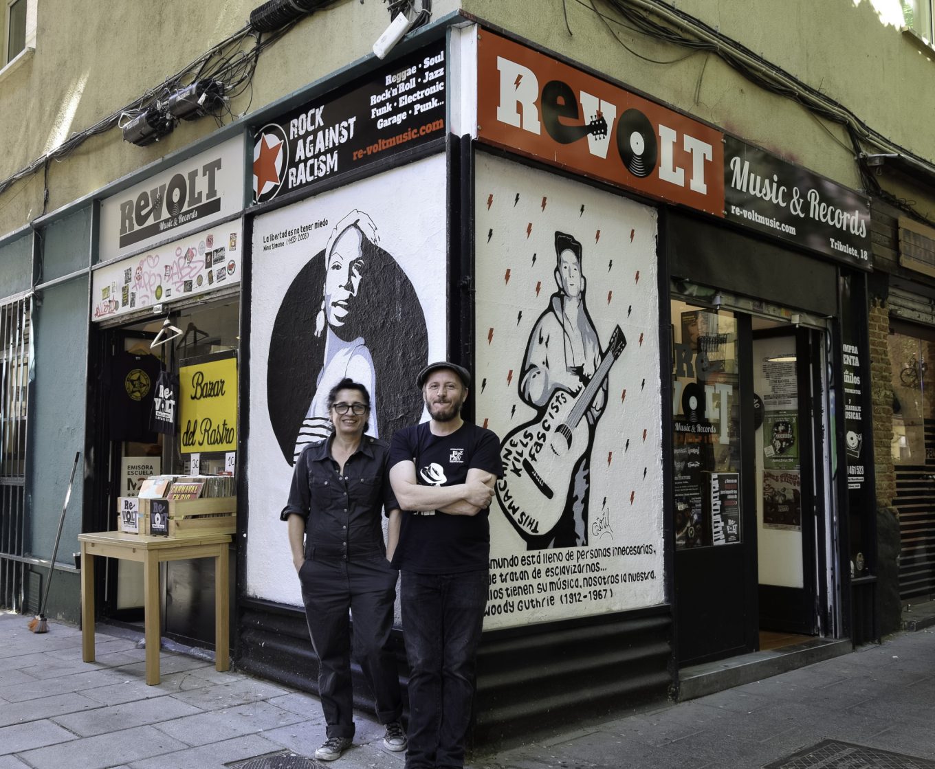 Hombre y mujer posando delante de tienda de música