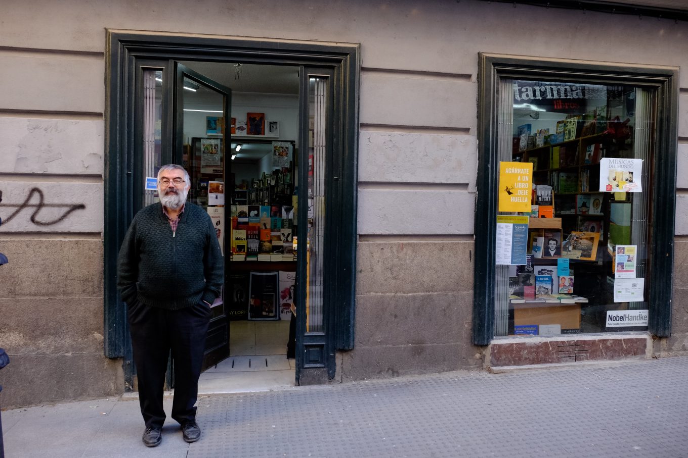 Hombre posando delante de libreria