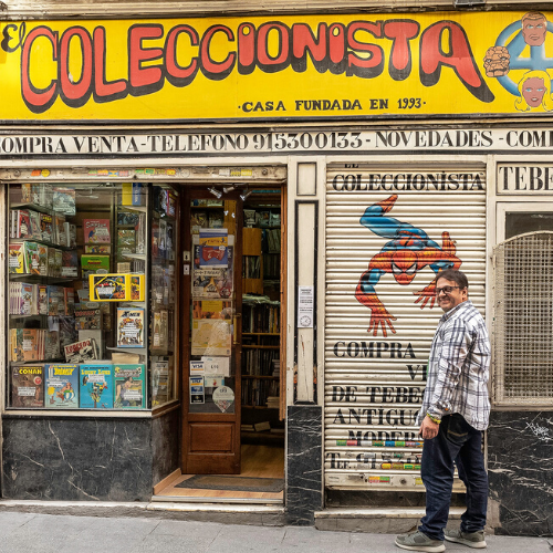 Hombre delante de tienda de comics