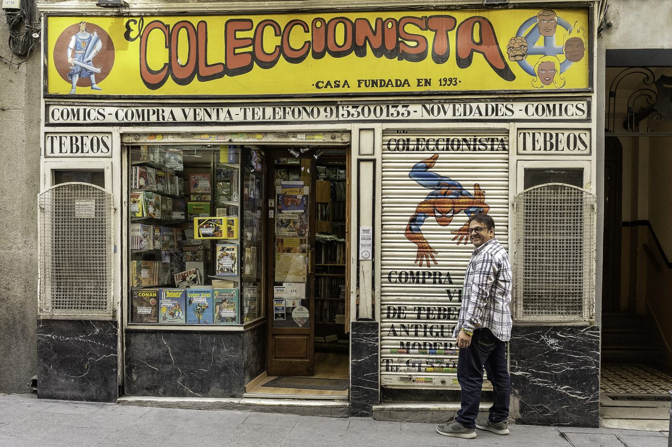 Hombre posando delante de tienda de comics