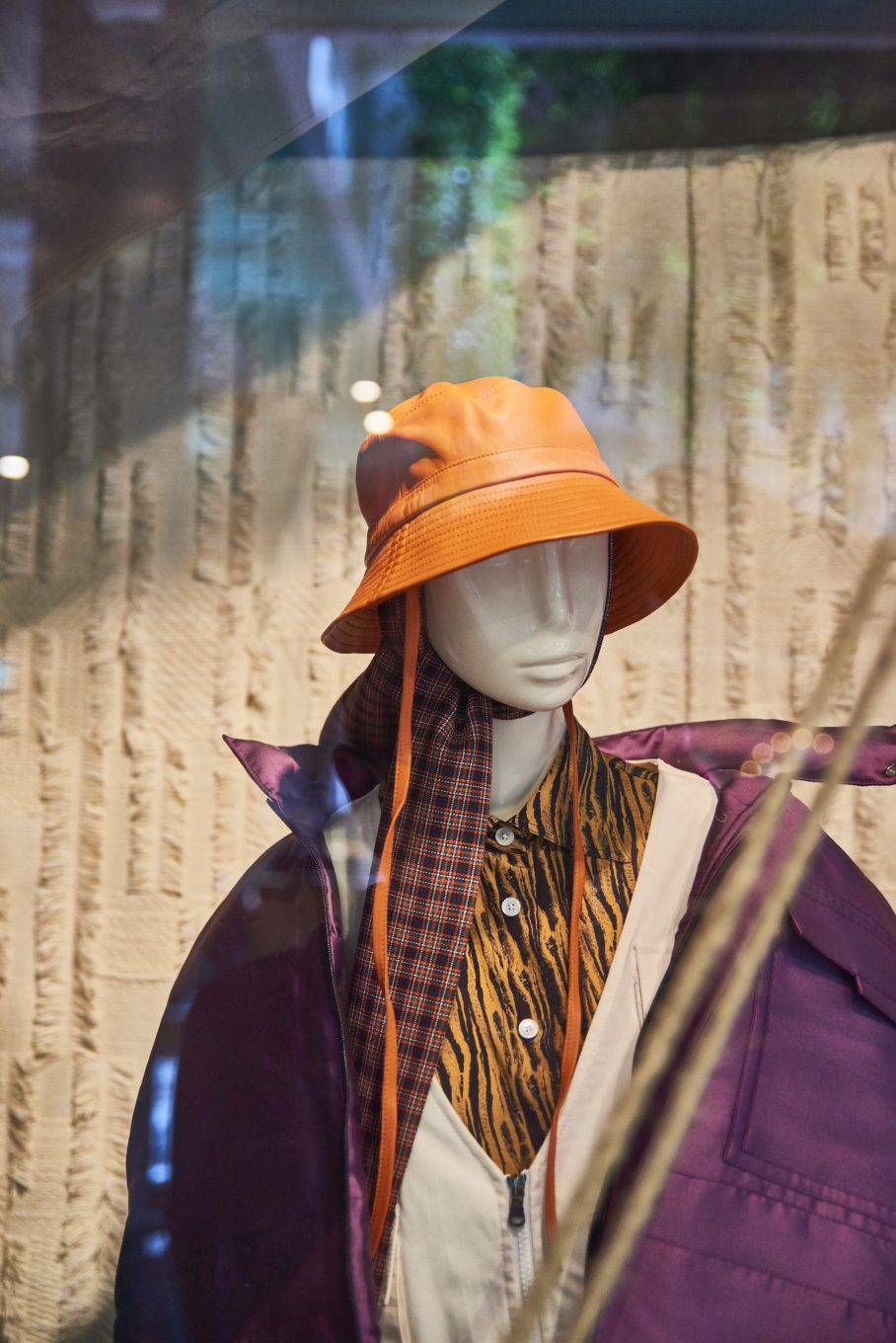 Maniquí con gorro en escaparate