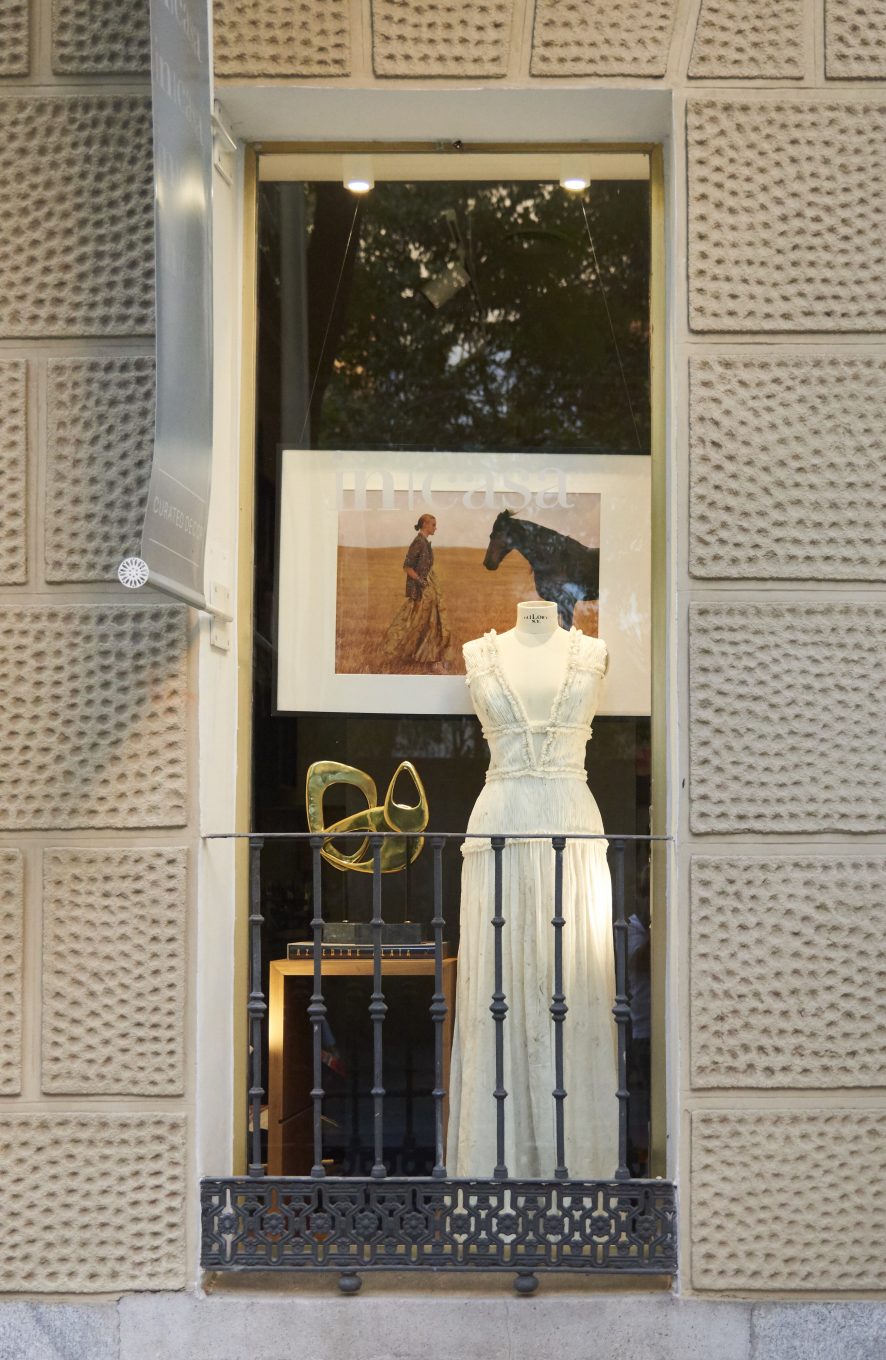 Maniquí en escaparate de tienda de moda