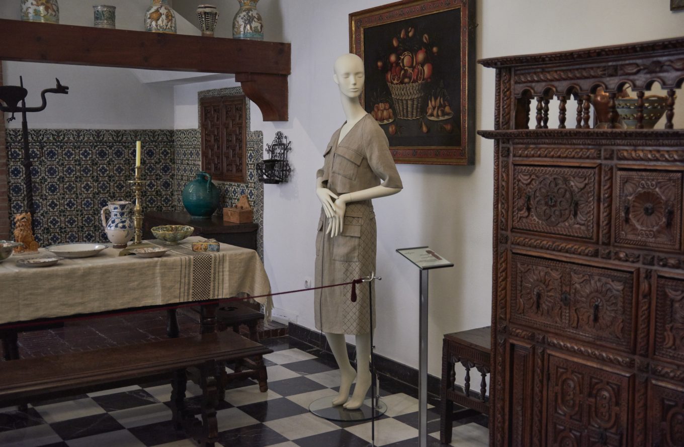 Maniquí en exposición dentro de habitación con decoración antigua