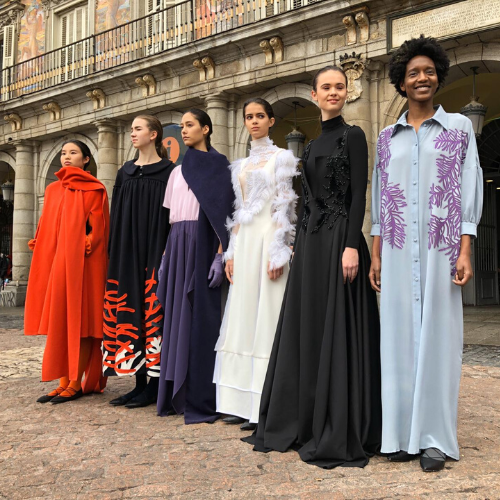 Modelos posando en Plaza Mayor de Madrid