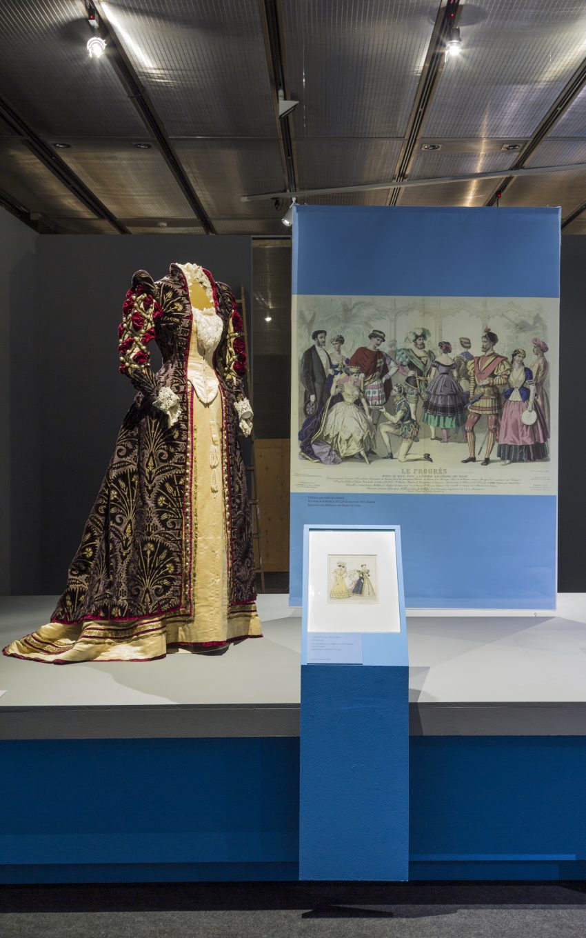 Traje en exposición con cuadro al fondo