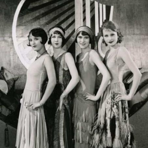 Modelos en blanco y negro vestidos moda años 20
