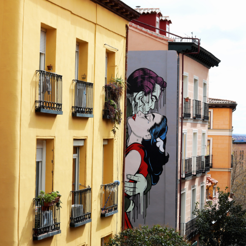 Mural tipo comic en fachada de edificio