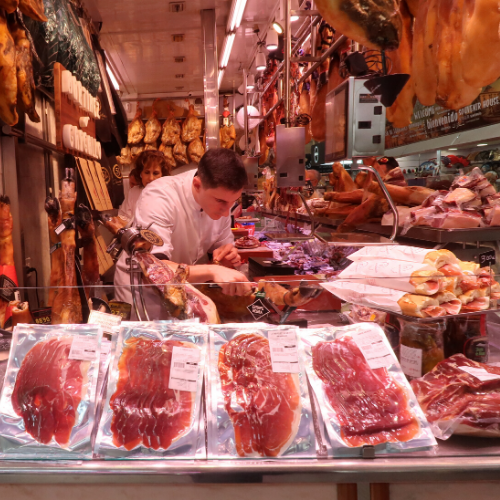 Puesto de charcutería en mercado